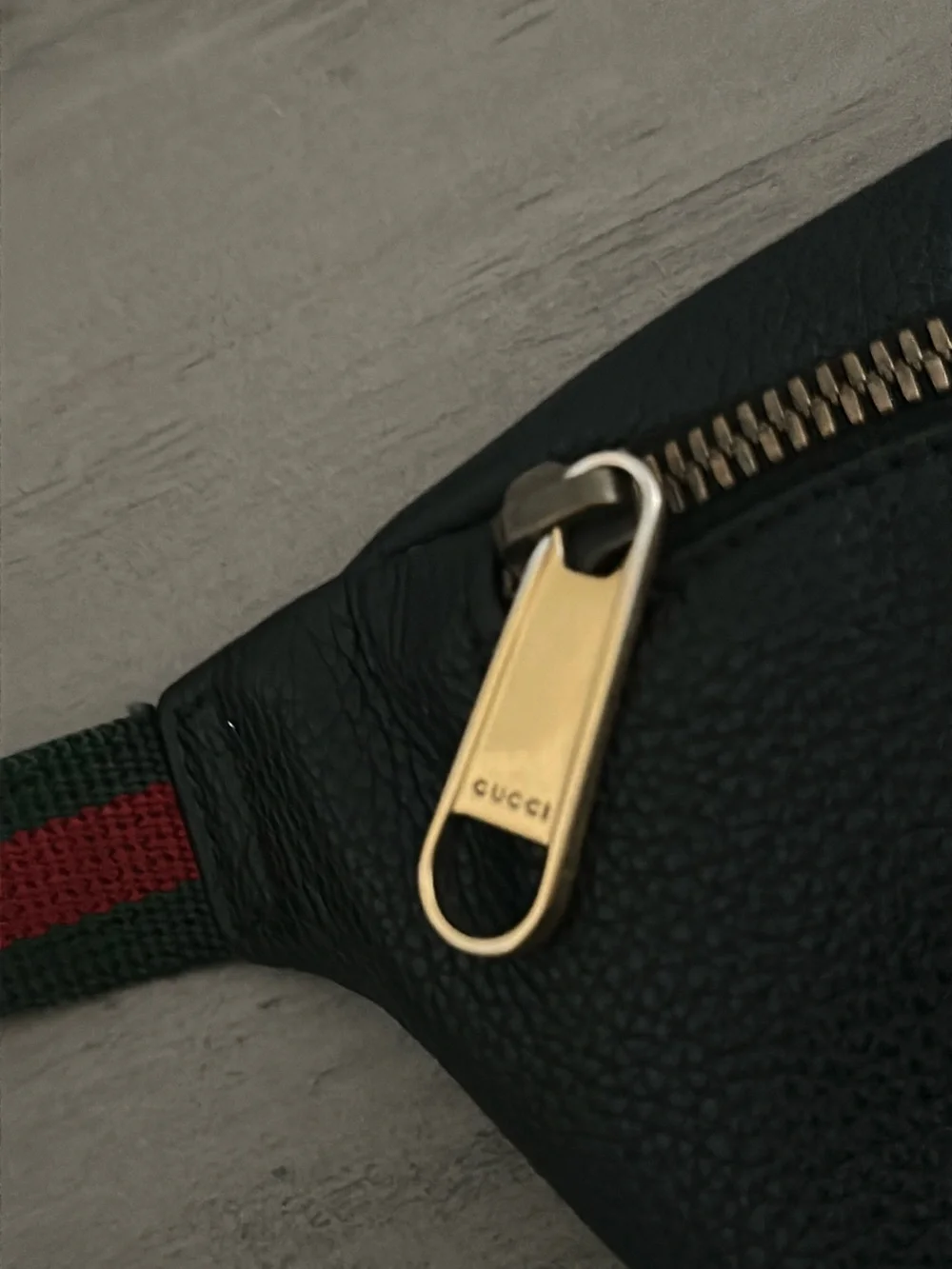 Gucci Black Leather Pouch with Gold-Tone Zipper authentic